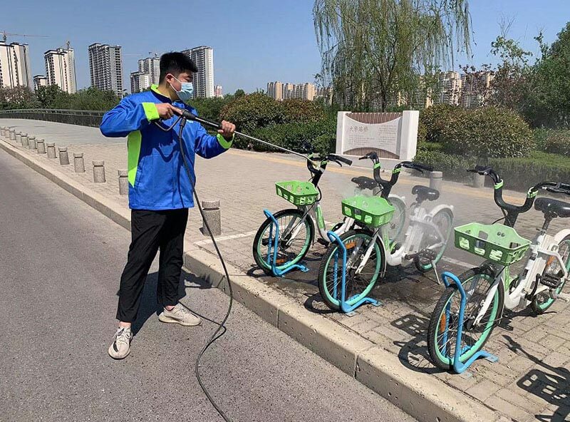 機器沖洗+人工擦拭，讓助力車重現(xiàn)靚麗“容顏”