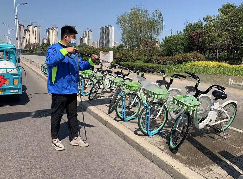 機器沖洗+人工擦拭，讓助力車重現(xiàn)靚麗“容顏”1