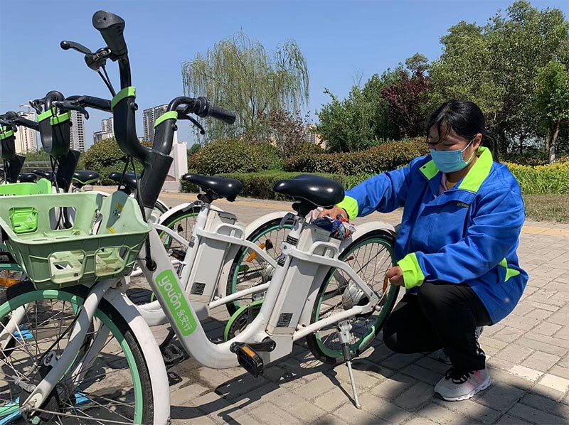 機器沖洗+人工擦拭，讓助力車重現(xiàn)靚麗“容顏”2